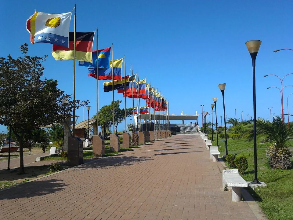The civic monument anchors the article in an identified Venezuelan place; it is not presented as an incentive document.