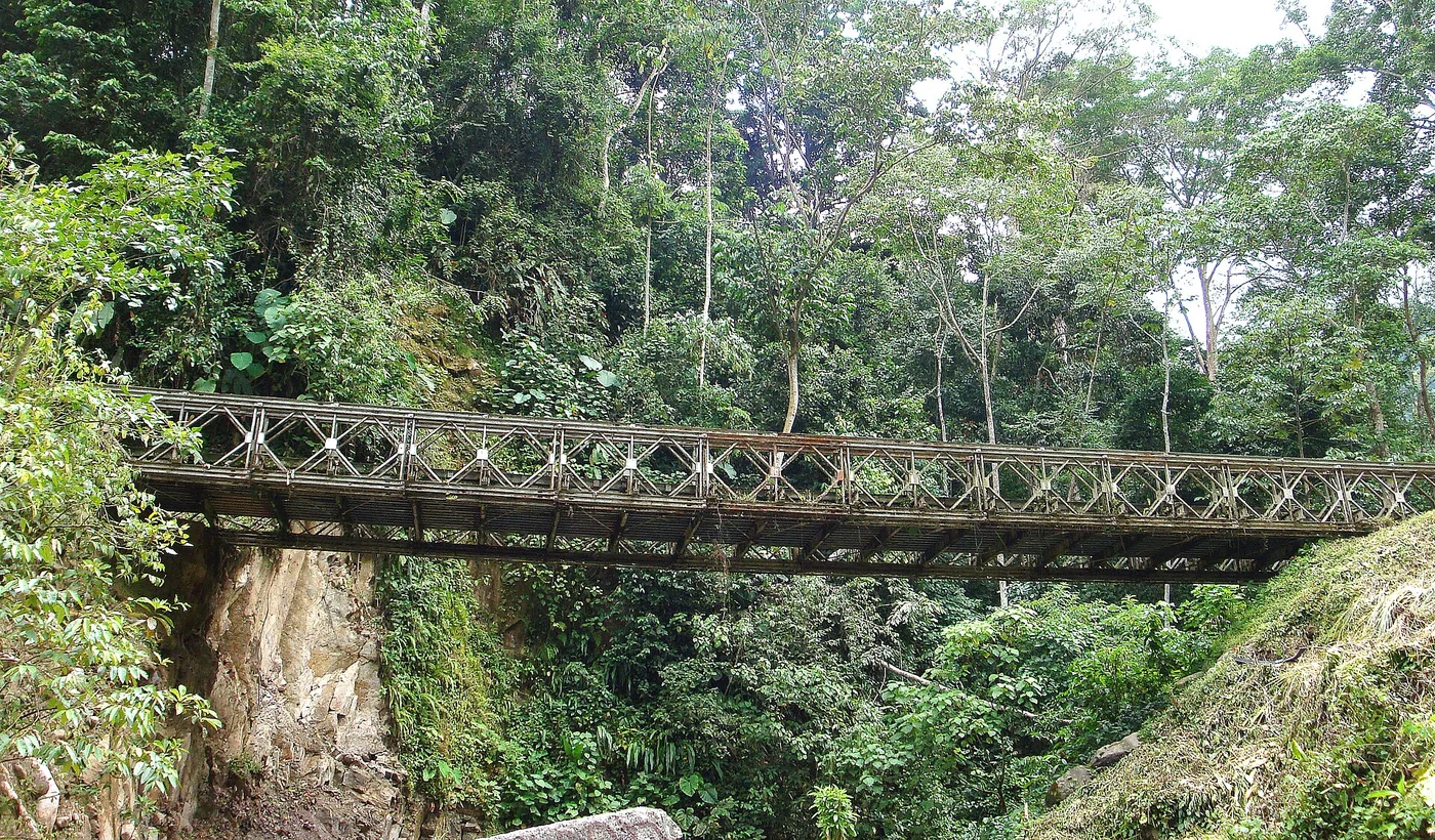 This identified bridge in Mérida illustrates the kind of transport link an investor must inspect on the actual site.