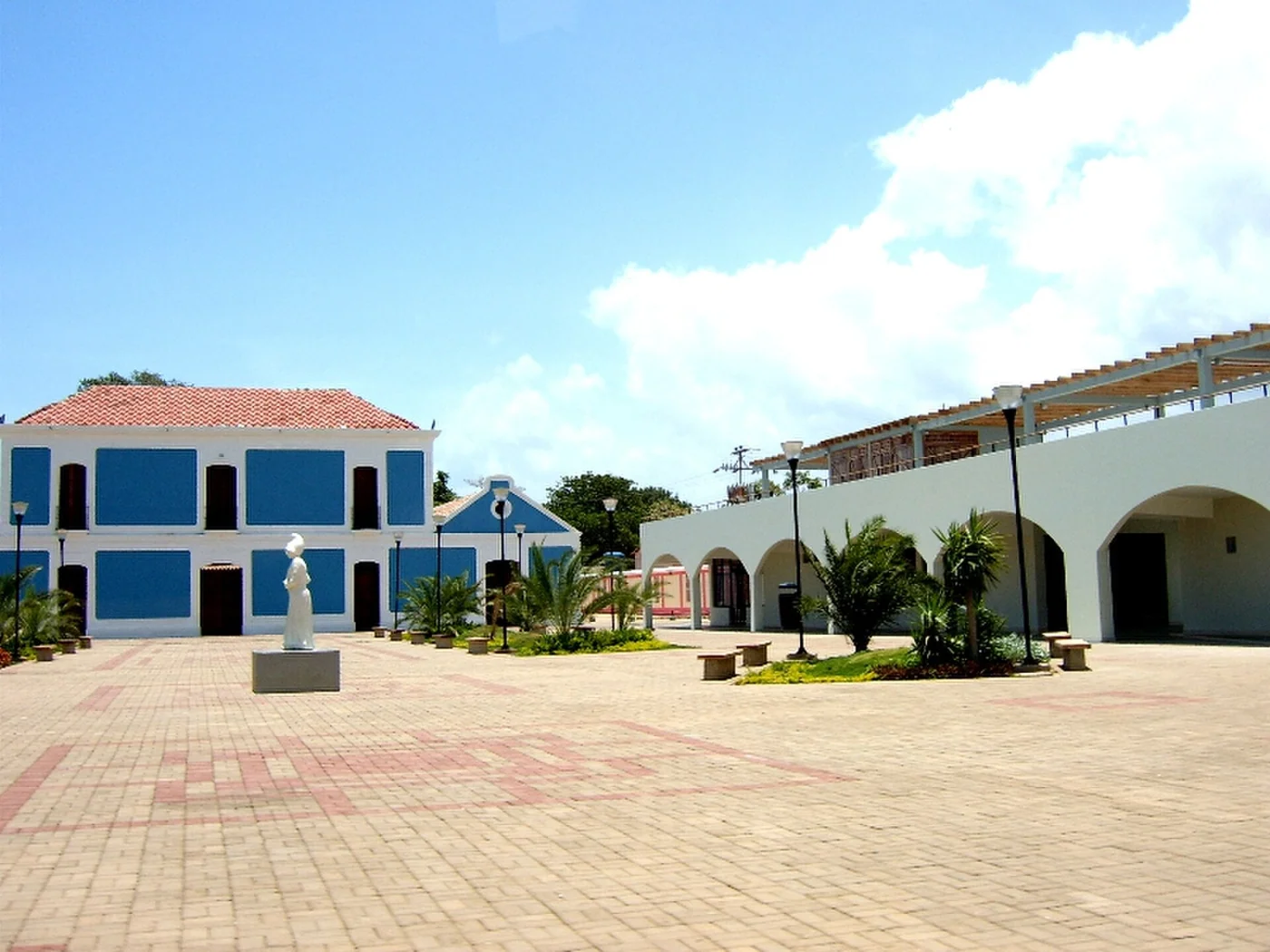 A public square in La Vela de Coro provides local Falcón context; current ZEE boundaries and incentives must be checked in official instruments.