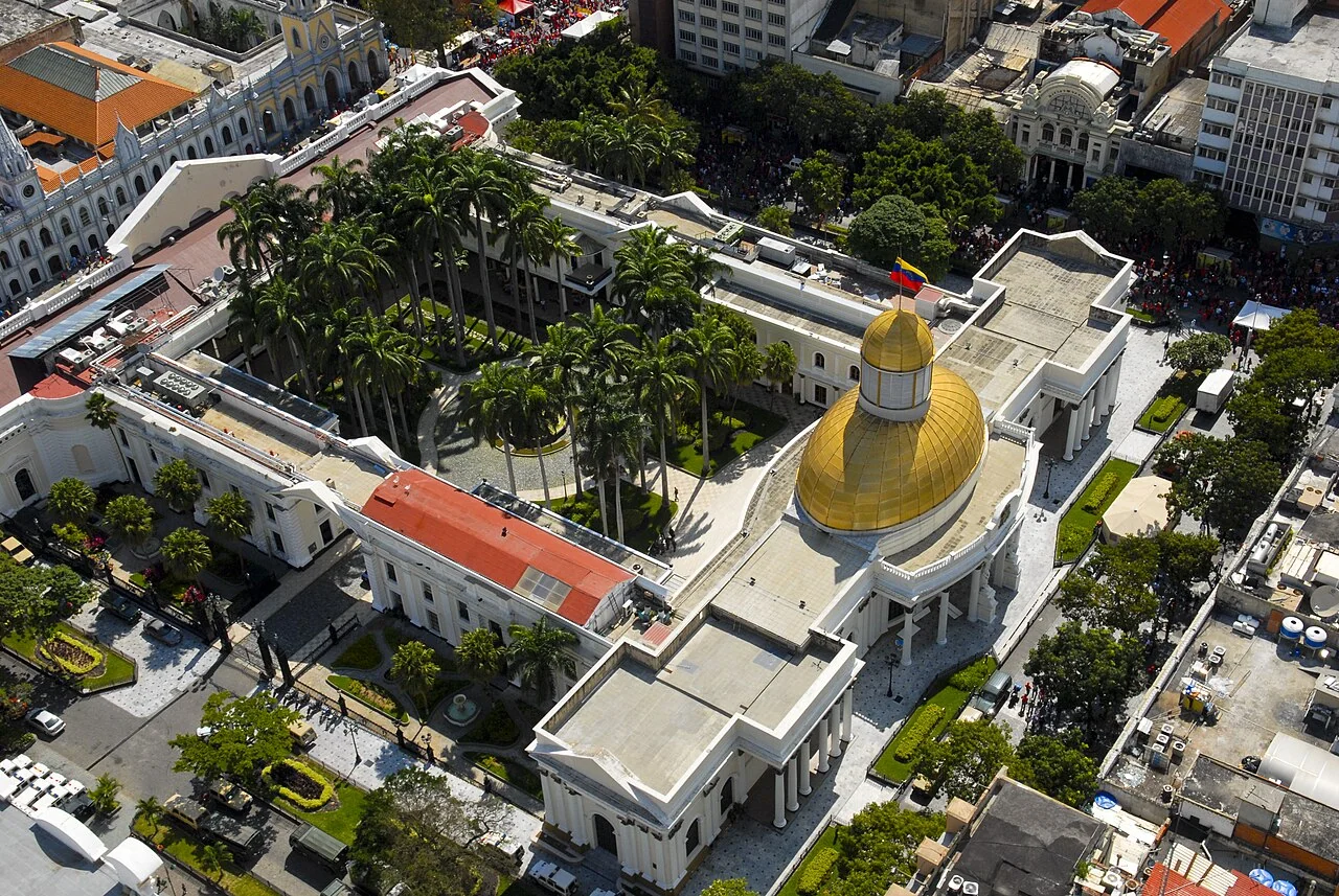 The Legislative Palace in Caracas is shown as the institution associated with the 2022 law; this is not a reproduction of the law text.