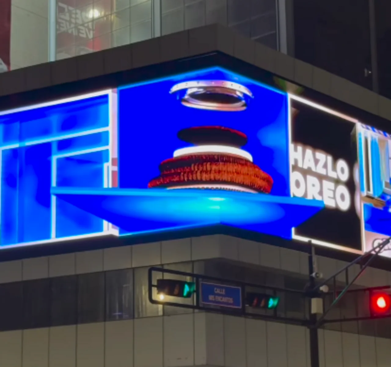 2025 Oreo 3D commercial display on Avenida Francisco de Miranda in Chacao.