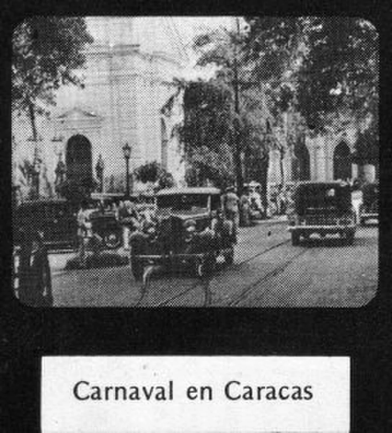 Black-and-white film frame showing a Caracas street scene in 1918.