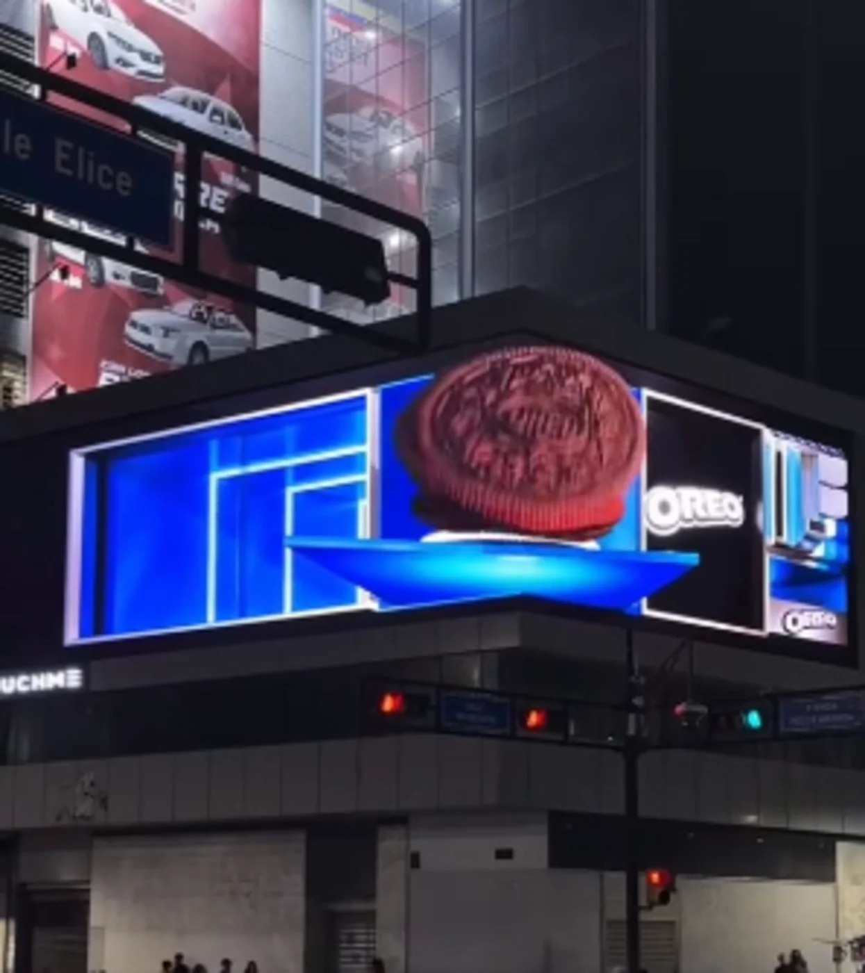 Second view of the 2025 Oreo 3D commercial display in Chacao.