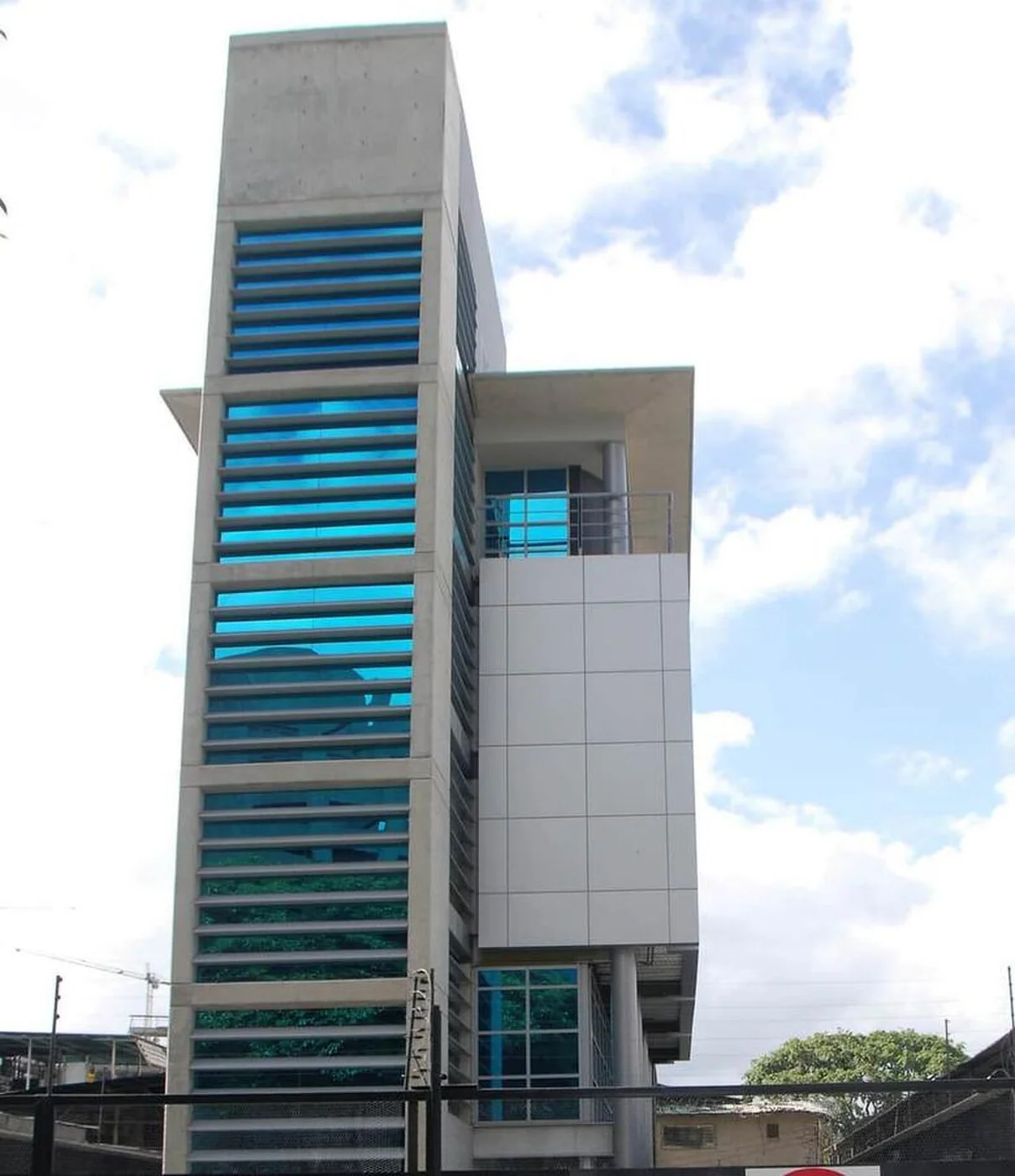 Second view of the Renault distribution center in La Castellana, Caracas.