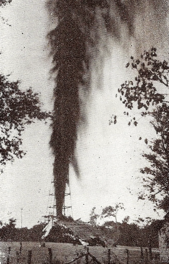Historic photograph of the Barroso No. 2 well blowout in La Rosa, Zulia, in 1922.