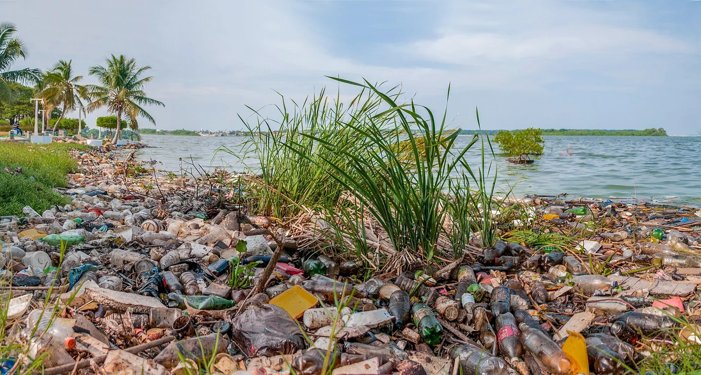 Panorama of pollution along Lake Maracaibo, Zulia, showing one physical downside a resilient thesis must not ignore.