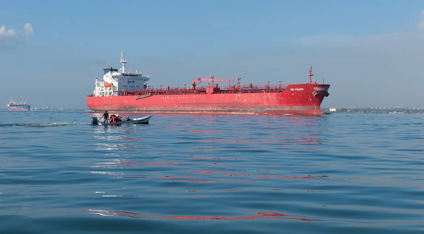 The oil tanker NS Power crossing the bridge over Lake Maracaibo, a concrete export and logistics context.