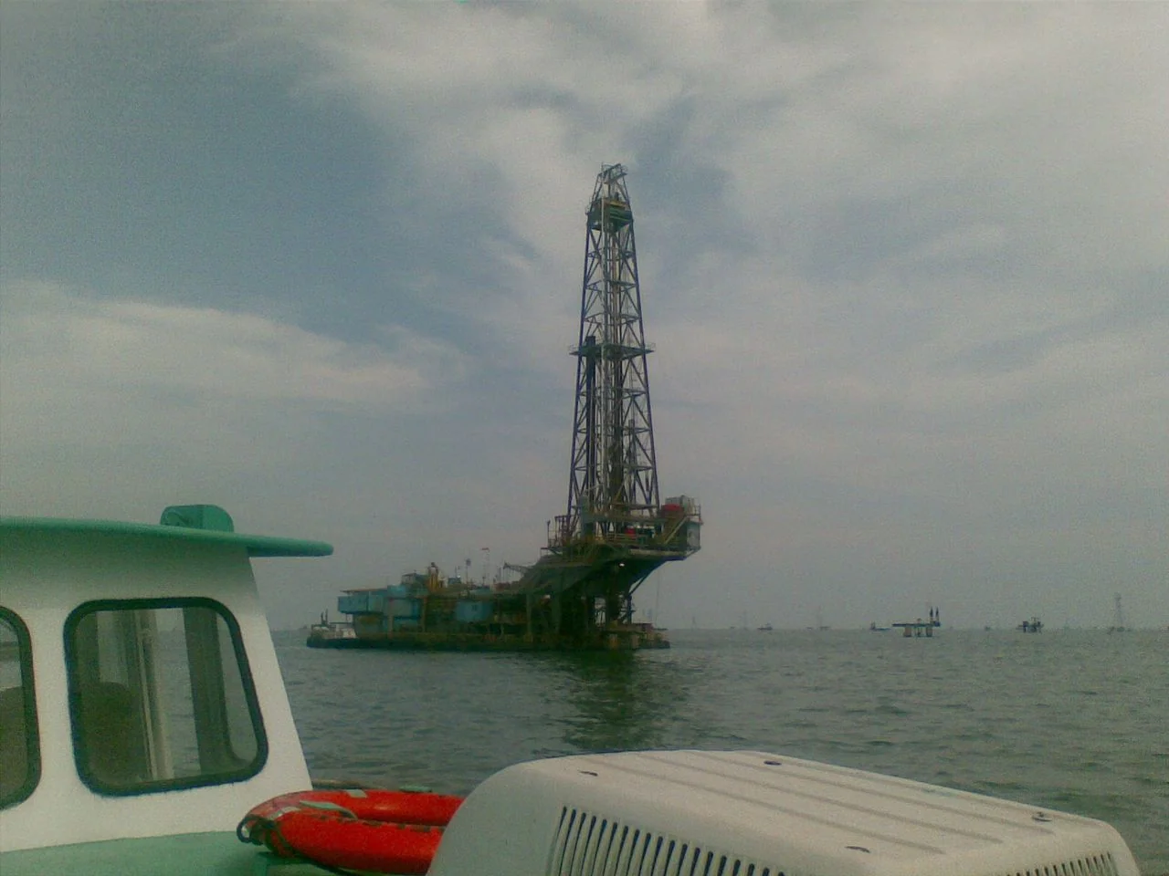 Oil drilling stations on Lake Maracaibo, showing the physical assets behind the scenario discussion.