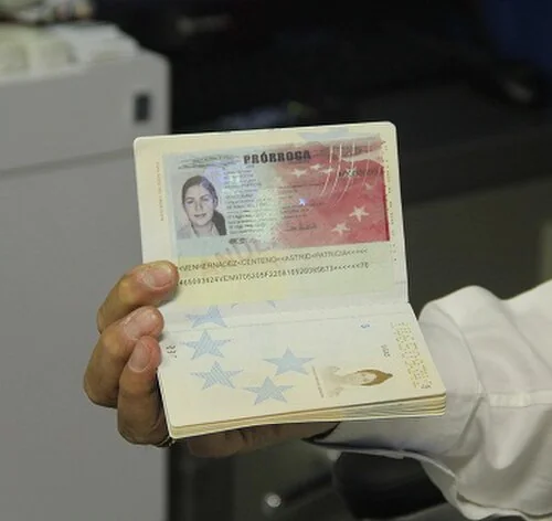 SAIME-published image of a Venezuelan passport extension (“prórroga”); it illustrates a renewal-related record, not a promise of current processing.