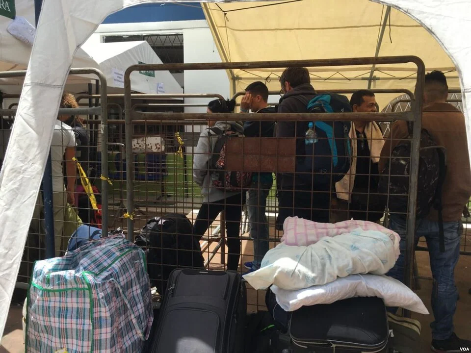 Venezuelan travelers waiting at the Ecuadorian side of the Rumichaca migration-control center.