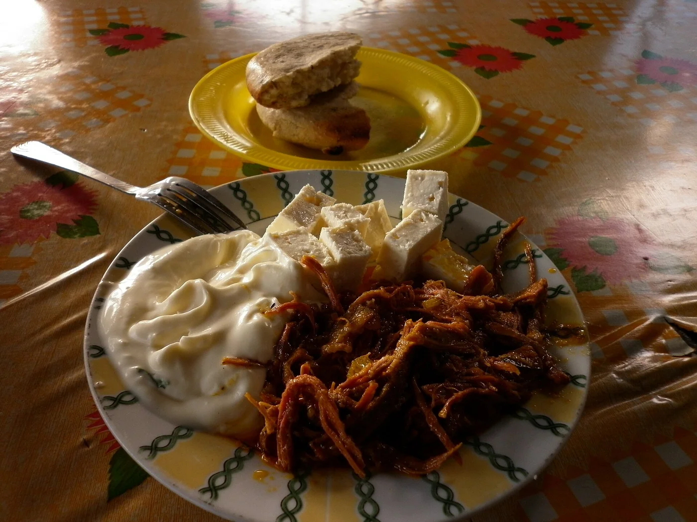 Arepa Pelada con Natilla Queso de Cabra y Carne Mechada Maracaibo Edo. Zulia