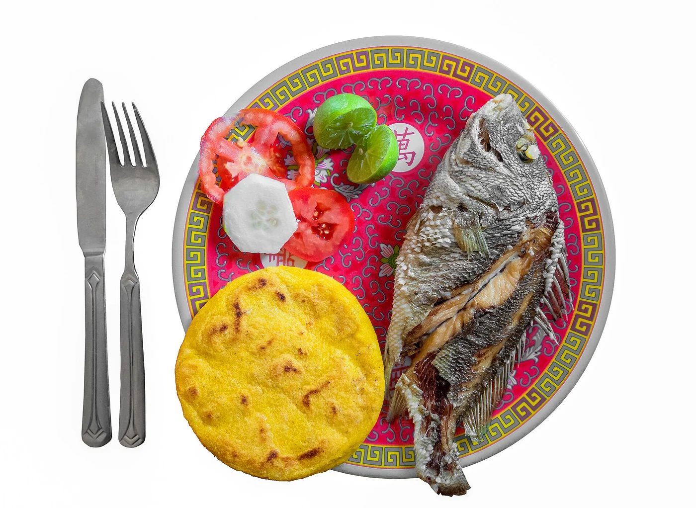 Corocoro ( Haemulon plumieri ) with salad of Pepino (Solanum muricatum) , tomatoes and Arepa . Typical food of Isla Margarita .