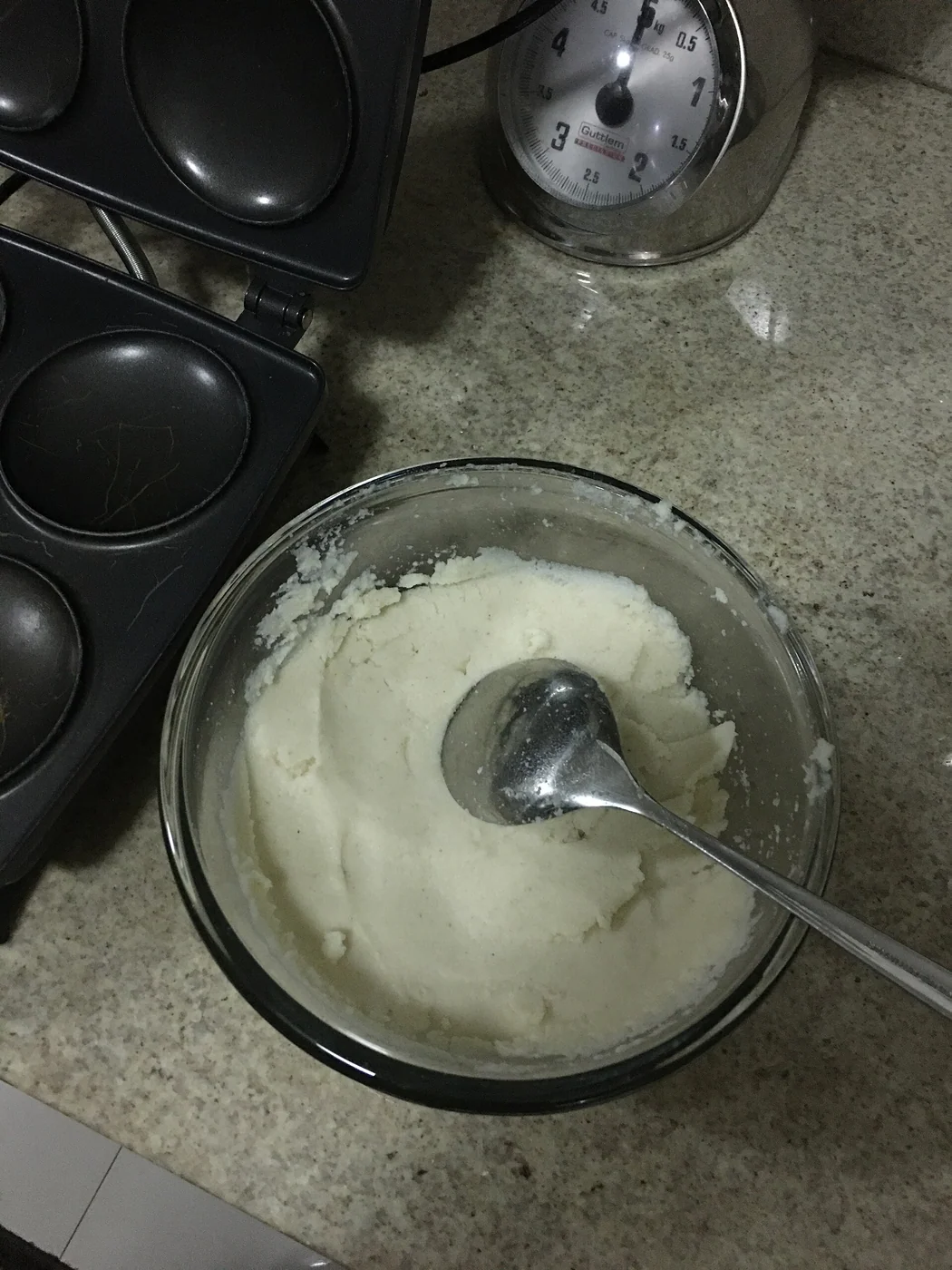 I made it by adding a teaspoonful of salt to around 200 grams of Harina PAN corn flour, mixing it in warm water, and making ovoid figures of the mixture so they can be molded and cooked in the machine. Most people mold the flour with their bare hands, notwithstanding, I mixed the flour in the water with a spoon