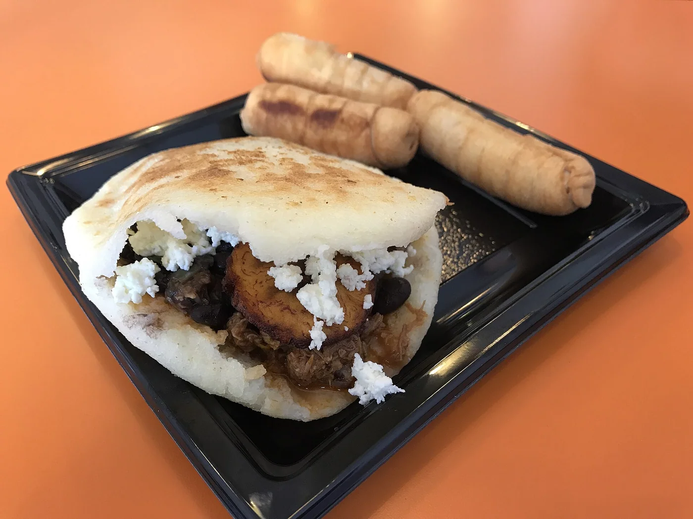 Un sandwich vénézuélien de type arepa accompagné de trois beignets au fromage (tequeños). Photographié au restaurant "Arepado", 246, Cours Lafayette Lyon 69003 lors d'un repas partagé avec l'ami Seb .