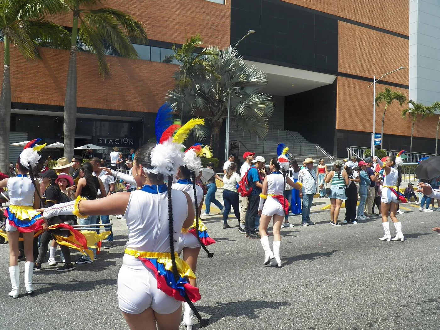 Another Mérida carnival parade scene
