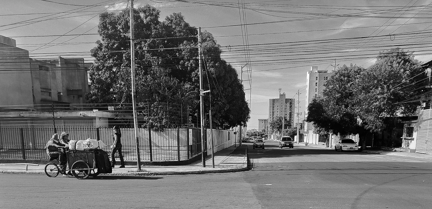 Black-and-white street-cart scene in Maracaibo or Cabimas, Venezuela.