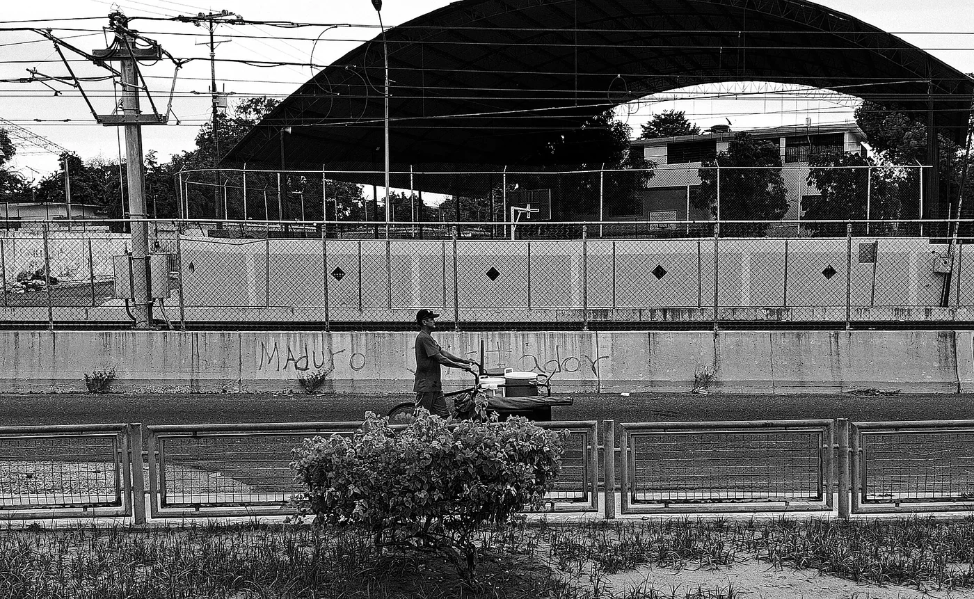 Stadium-side handcart scene in Maracaibo or Cabimas, Venezuela.