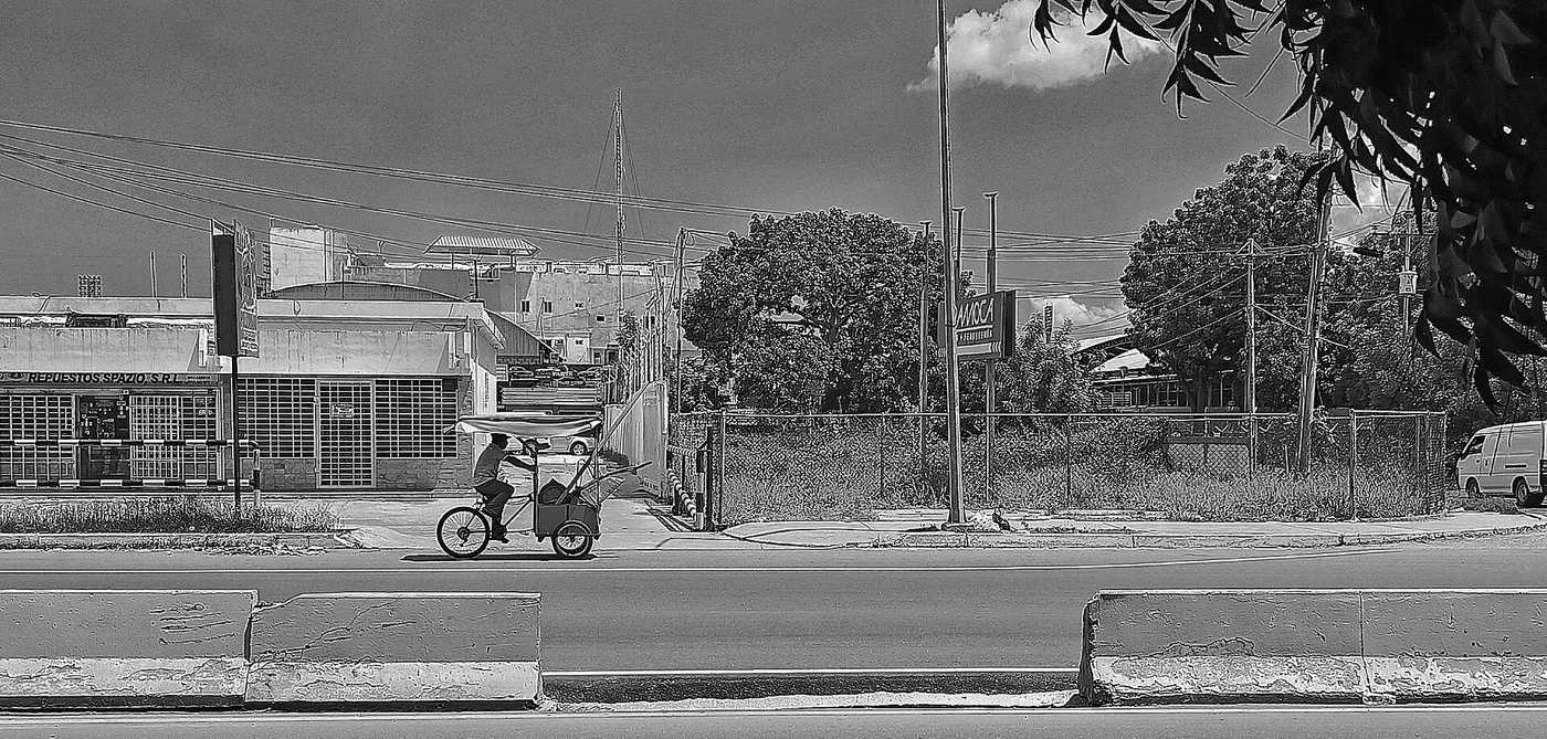 Street-cart scene in Maracaibo or Cabimas, Venezuela.