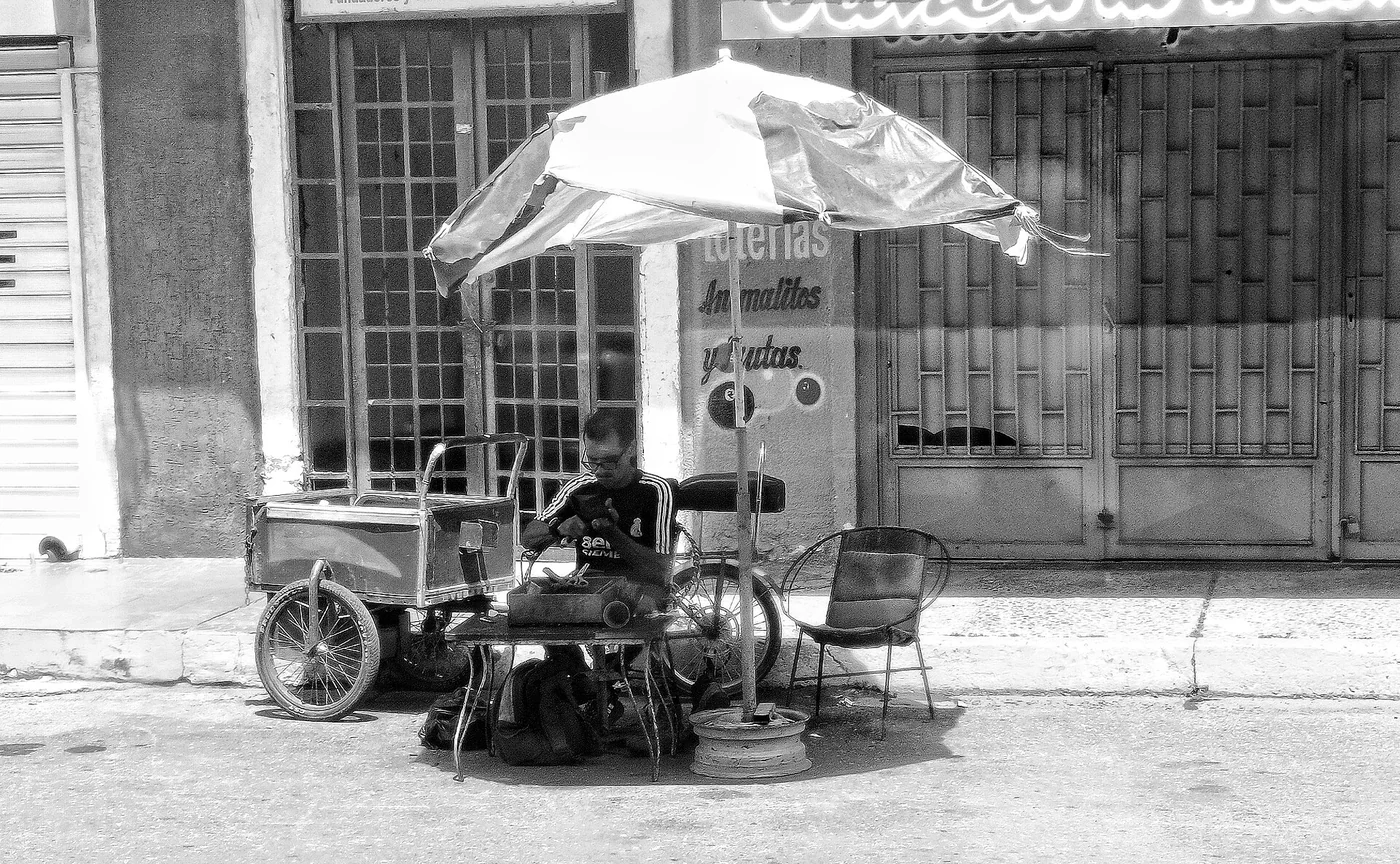Vendor cart outside a neighborhood building in Maracaibo or Cabimas, Venezuela.
