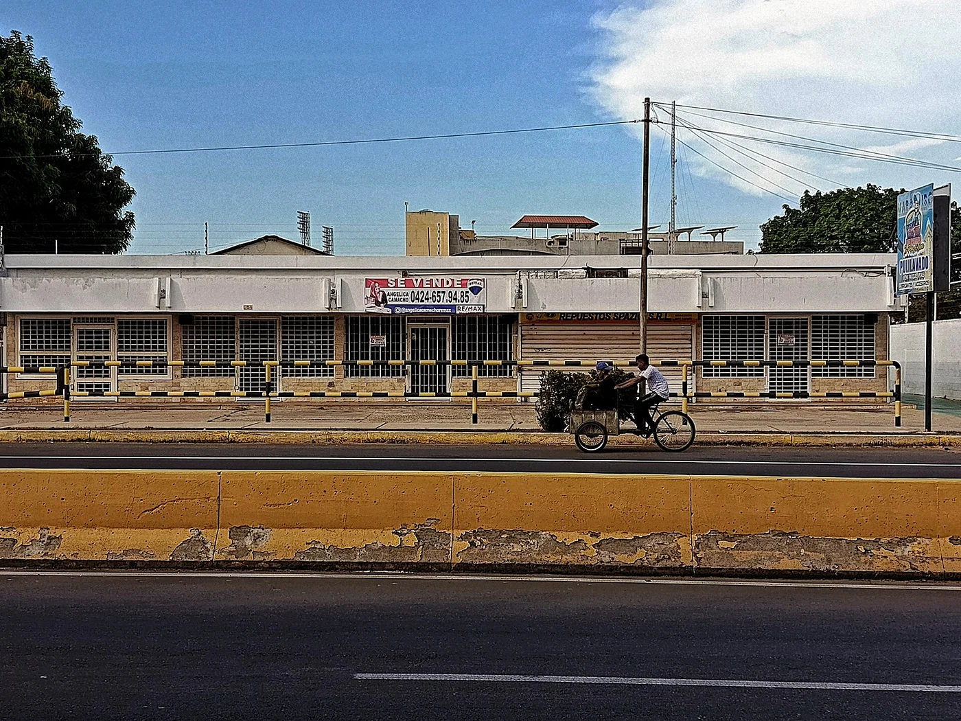 Urban handcart scene in Maracaibo or Cabimas, Venezuela.