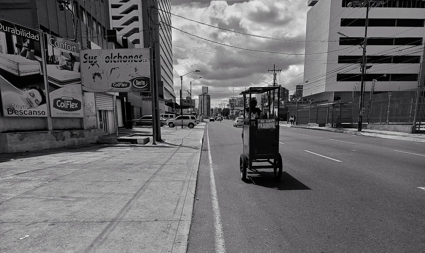 Street-cart scene in Maracaibo or Cabimas, Venezuela.