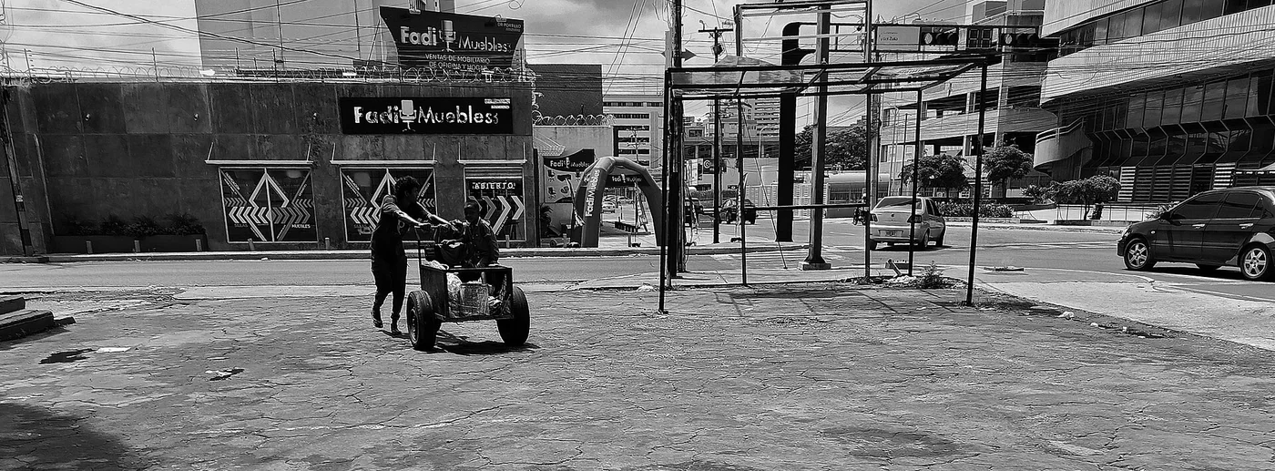 Public-square handcart scene in Maracaibo or Cabimas, Venezuela.