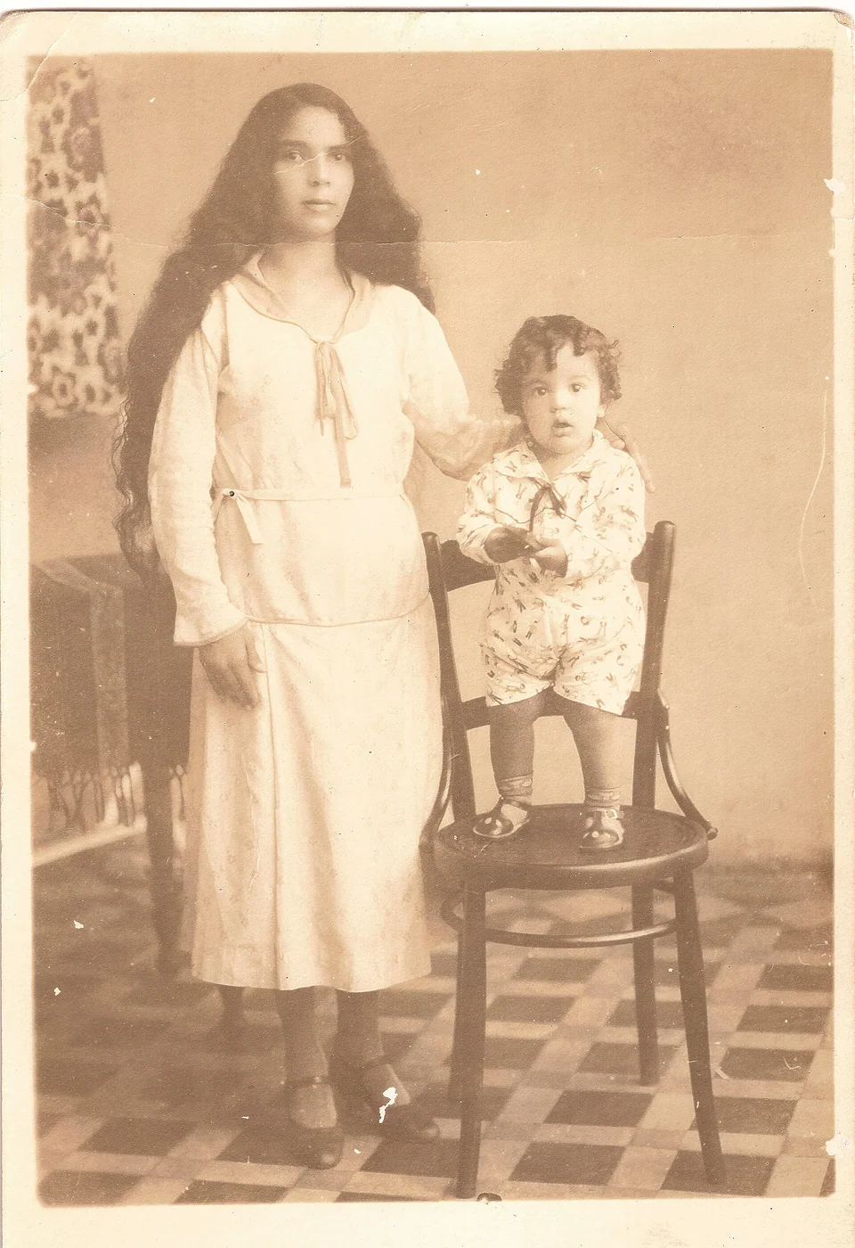 A Venezuelan family in Los Teques, Miranda, photographed in 1932.