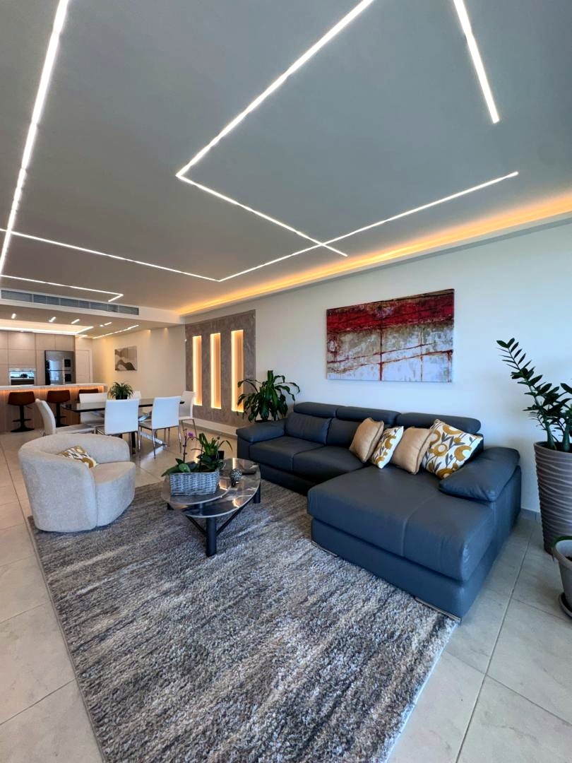 Porto Vecchio — additional interior view